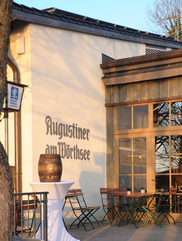 Im Schein der Sonne: Das Augustiner am Wörthsee besteht aus Restaurant, Biergarten und einem Kiosk. Im Schein der Sonne: Das Augustiner am Wörthsee besteht aus Restaurant, Biergarten und einem Kiosk.