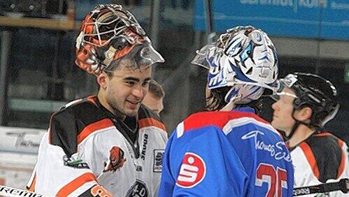 Steht in der Kritik: Tigers-Keeper Patrick Ehelechner, rechts, er trifft heute auf seinen Wolfsburger Kontrahenten Daniar Dshunussow. Steht in der Kritik: Tigers-Keeper Patrick Ehelechner, rechts, er trifft heute auf seinen Wolfsburger Kontrahenten Daniar Dshunussow.
