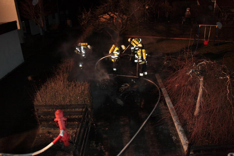 Eine Gartenhütte in Waldkraiburg ist in Flammen aufgegangen. Die Bilder vom Feuerwehr-Einsatz