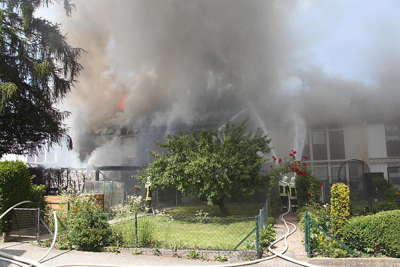 Rauchschwaden in Eiselfing: Ein Wohnhaus steht in Flammen.