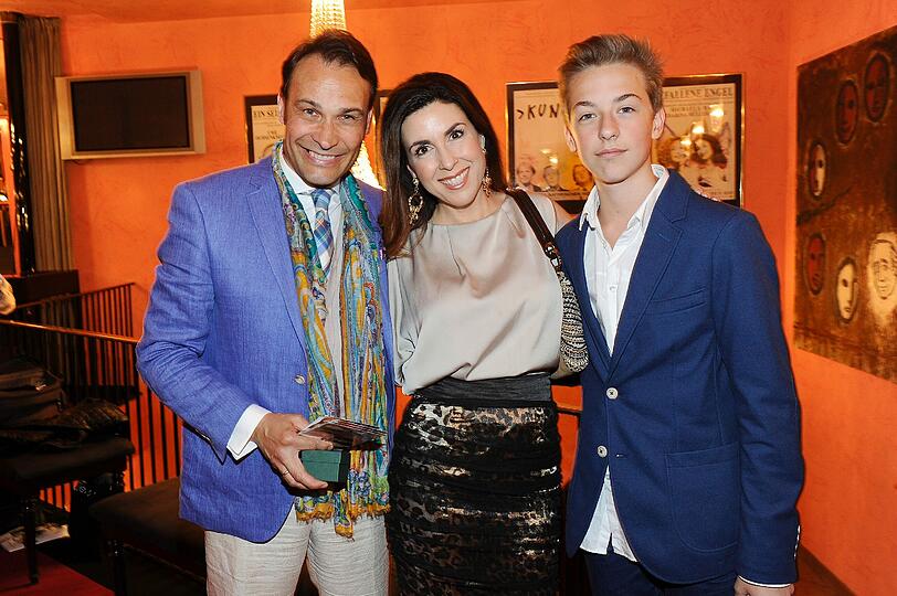 Alexander Klaus Stecher mit Sohn Vincent und Freundin Judith Williams bei der Premiere der Komödie "Omma Superstar" im Bayerischen Hof in München.