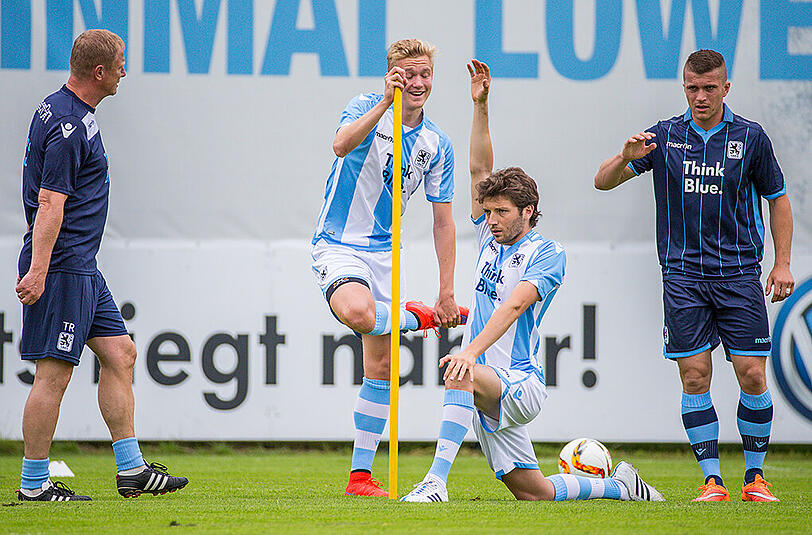 1860-Trainer Torsten Fröhling (links) muss im letzten Test gegen Swansea auf Jannik Bandowski (2. von links) verzichten.