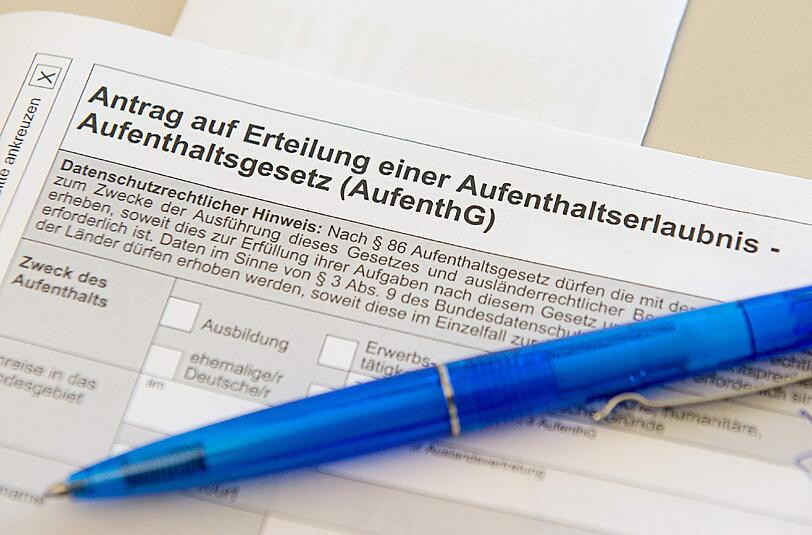 Formulare liegen in einer Ausländerbehörde bereit. Ein chinesischer Tourist wurde jüngst Opfer der manchmal verwirrenden deutschen Bürokratie. Statt einer Diebstahlanzeige füllte er einen Asylantrag aus und saß darauf tagelang in einem Flüchtlingsheim in Dülmen fest. Foto: Wolfram Kastl/Archiv