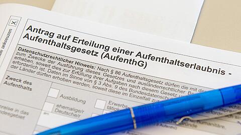 Formulare liegen in einer Ausländerbehörde bereit. Ein chinesischer Tourist wurde jüngst Opfer der manchmal verwirrenden deutschen Bürokratie. Statt einer Diebstahlanzeige füllte er einen Asylantrag aus und saß darauf tagelang in einem Flüchtlingsheim in Dülmen fest. Foto: Wolfram Kastl/Archiv