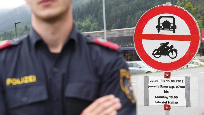 Ein Polizist steht vor einem Schild, das auf die Sperrung für den Verkehr mit Fahrziel Italien hinweist. Ein Polizist steht vor einem Schild, das auf die Sperrung für den Verkehr mit Fahrziel Italien hinweist.