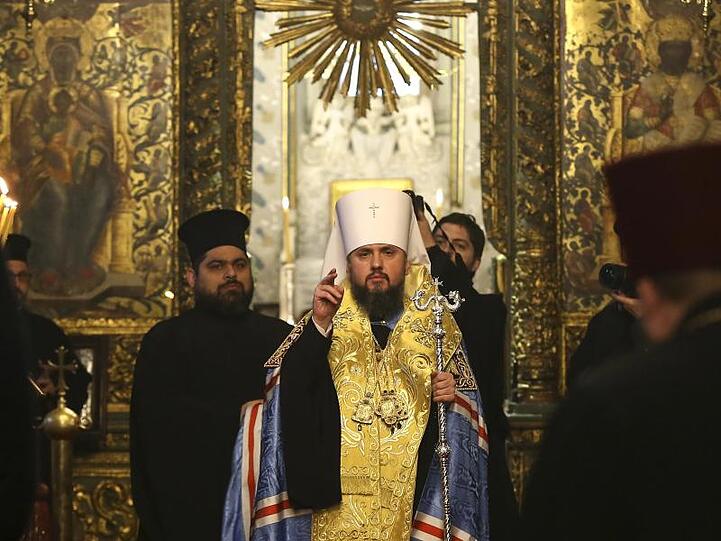 Epiphanius (M), Oberhaupt der neuen Orthodoxen Kirche der Ukraine, kommt zu einem Treffen in der Georgskathedrale, bei dem die Unabhängigkeit der ukrainischen Kirche unterzeichnet wird.