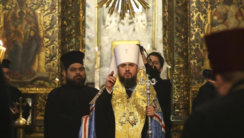 Epiphanius (M), Oberhaupt der neuen Orthodoxen Kirche der Ukraine, kommt zu einem Treffen in der Georgskathedrale, bei dem die Unabhängigkeit der ukrainischen Kirche unterzeichnet wird. Epiphanius (M), Oberhaupt der neuen Orthodoxen Kirche der Ukraine, kommt zu einem Treffen in der Georgskathedrale, bei dem die Unabhängigkeit der ukrainischen Kirche unterzeichnet wird.