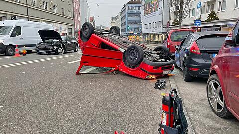 Die Feuerwehr sicherte bis zum Eintreffen der Polizei den Verkehr ab und sorgte für den Brandschutz.