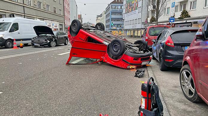 Die Feuerwehr sicherte bis zum Eintreffen der Polizei den Verkehr ab und sorgte für den Brandschutz.