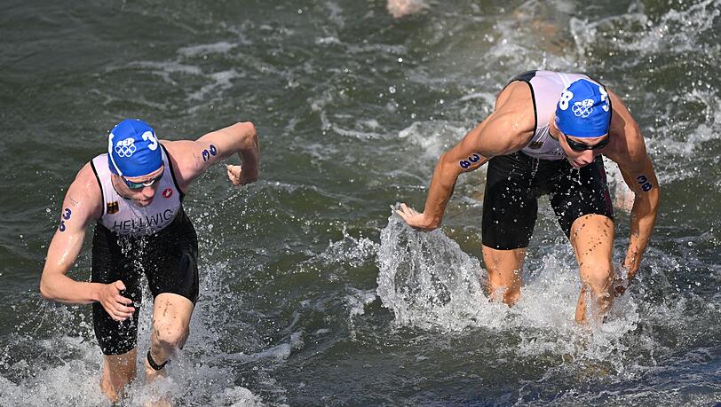 Tim Hellwig und Jonas Schomburg steigen aus der trüben Seine.