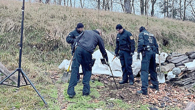 Polizeibeamte suchen auf dem Bauernhof in Oberfranken nach versteckten Waffen.  LKA