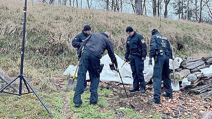 Polizeibeamte suchen auf dem Bauernhof in Oberfranken nach versteckten Waffen.  LKA