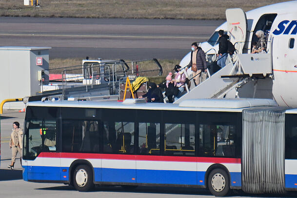2025: Passagiere steigen aus einem Flugzeug, in dem Menschen aus Afghanistan sitzen, die eine Aufnahmezusage haben, am Flughafen Berlin Brandenburg aus. Vor der Wahl hatte die Regierung kurzfristig zwei Flüge für gestrichen. Im Flieger sollen auch sogenannte Ortskräfte sitzen, die in der Vergangenheit in Afghanistan die Bundeswehr unterstützt haben. 2025: Passagiere steigen aus einem Flugzeug, in dem Menschen aus Afghanistan sitzen, die eine Aufnahmezusage haben, am Flughafen Berlin Brandenburg aus. Vor der Wahl hatte die Regierung kurzfristig zwei Flüge für gestrichen. Im Flieger sollen auch sogenannte Ortskräfte sitzen, die in der Vergangenheit in Afghanistan die Bundeswehr unterstützt haben.