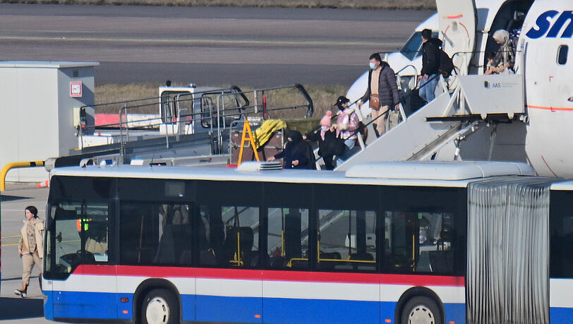 2025: Passagiere steigen aus einem Flugzeug, in dem Menschen aus Afghanistan sitzen, die eine Aufnahmezusage haben, am Flughafen Berlin Brandenburg aus. Vor der Wahl hatte die Regierung kurzfristig zwei Flüge für gestrichen. Im Flieger sollen auch sogenannte Ortskräfte sitzen, die in der Vergangenheit in Afghanistan die Bundeswehr unterstützt haben. 2025: Passagiere steigen aus einem Flugzeug, in dem Menschen aus Afghanistan sitzen, die eine Aufnahmezusage haben, am Flughafen Berlin Brandenburg aus. Vor der Wahl hatte die Regierung kurzfristig zwei Flüge für gestrichen. Im Flieger sollen auch sogenannte Ortskräfte sitzen, die in der Vergangenheit in Afghanistan die Bundeswehr unterstützt haben.