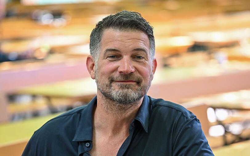 "Die Jahre zwischen 40 und 50 waren sehr intensiv und sehr lehrreich", sagt Simon Böer (hier beim Münchner Filmfest 2024) im Interview: "Interessanterweise empfinde ich den Unterschied zu 40 gar nicht als so groß." "Die Jahre zwischen 40 und 50 waren sehr intensiv und sehr lehrreich", sagt Simon Böer (hier beim Münchner Filmfest 2024) im Interview: "Interessanterweise empfinde ich den Unterschied zu 40 gar nicht als so groß."