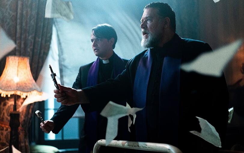 "The Pope's Exorcist" basiert auf den Schriften von Vater Gabriele Amorth (Russell Crowe, rechts, mit Daniel Zovatto), der über viele Jahre Chef-Exorzist im Vatikan war. "The Pope's Exorcist" basiert auf den Schriften von Vater Gabriele Amorth (Russell Crowe, rechts, mit Daniel Zovatto), der über viele Jahre Chef-Exorzist im Vatikan war.