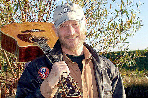 Englands Beat-Legende Tony Sheridan heute &ndash; mit seinem Arbeitsgerät, der Gitarre. Wie man die richtig spielt, brachte er einst auch den Jungs von AC/DC bei.