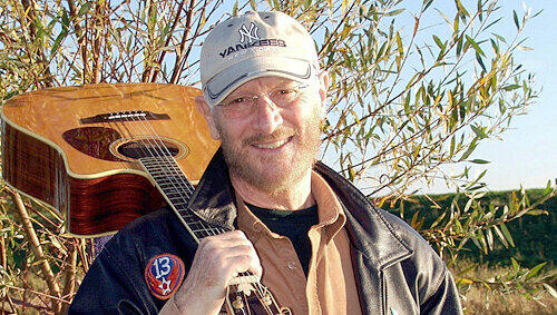 Englands Beat-Legende Tony Sheridan heute – mit seinem Arbeitsgerät, der Gitarre. Wie man die richtig spielt, brachte er einst auch den Jungs von AC/DC bei. Englands Beat-Legende Tony Sheridan heute – mit seinem Arbeitsgerät, der Gitarre. Wie man die richtig spielt, brachte er einst auch den Jungs von AC/DC bei.