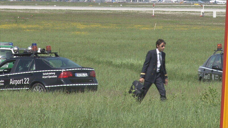 Mitarbeiter des Flughafens in München betrachten die Maschine der italienischen Fluggesellschaft, die am Donnerstag auf dem Münchner Flughafen notlanden musste. Das Flugzeug mit 62 Menschen an Bord hatte kurz nach dem Start in Richtung Venedig umdrehen müssen, weil sich Rauch in der Kabine entwickelt hatte. Bei der Landung wurden fünf Personen leicht verletzt, die Maschine kam neben der Landebahn zum Stehen.
