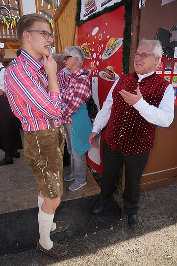 Was für eine Sünde könnte ich denn beichten? Wiesn-Tourist Matthias (24, links) aus Heidelberg spaßt mit dem Pater.