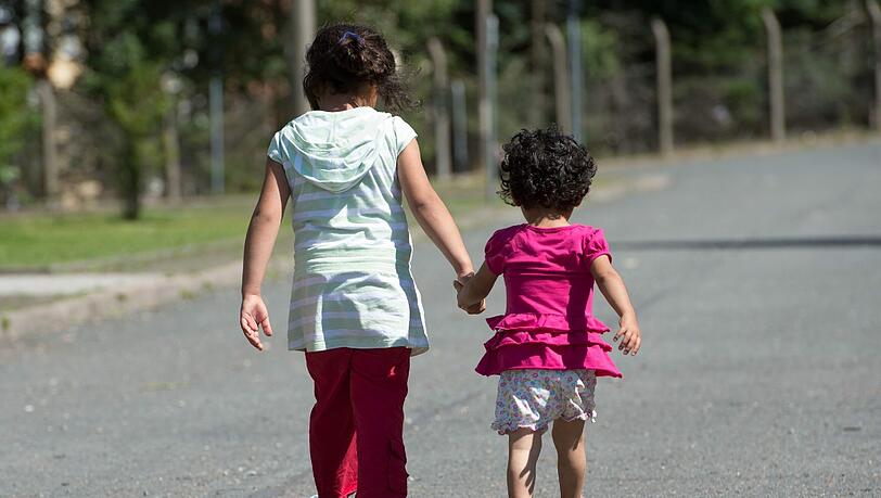 Zwei Flüchtlingskinder in Thüringen. In Deutschland leben mehr als 300.000 Flüchtlinge unter 18 Jahren. Foto: Sebastian Kahnert Zwei Flüchtlingskinder in Thüringen. In Deutschland leben mehr als 300.000 Flüchtlinge unter 18 Jahren. Foto: Sebastian Kahnert