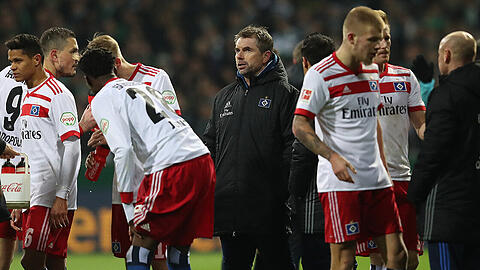 Himmelfahrtskommando Hamburger SV: Wie kriegt Trainer Bernd Hollerbach seine Mannschaft vor dem Auswärtsspiel beim FC Bayern in die Spur? Und: Ist er nächste Woche überhaupt noch Chefcoach beim Chaosklub der Bundesliga?