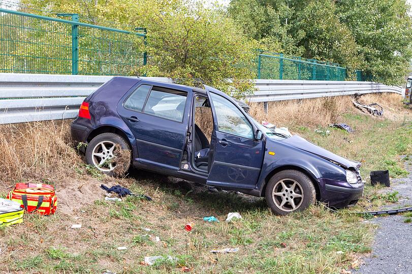 Schlimmer Unfall bei Coburg: Ein Schulbus ist dabei in den Gegenverkehr gerast - fünf Schulkinder wurden dabei schwer verletzt.