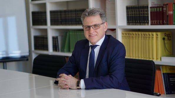 Rechtsanwalt Peter Guttmann heute. Seine Schulter schmerzt bis heute.