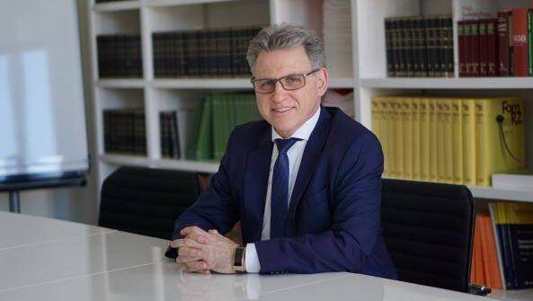 Rechtsanwalt Peter Guttmann heute. Seine Schulter schmerzt bis heute. Rechtsanwalt Peter Guttmann heute. Seine Schulter schmerzt bis heute.