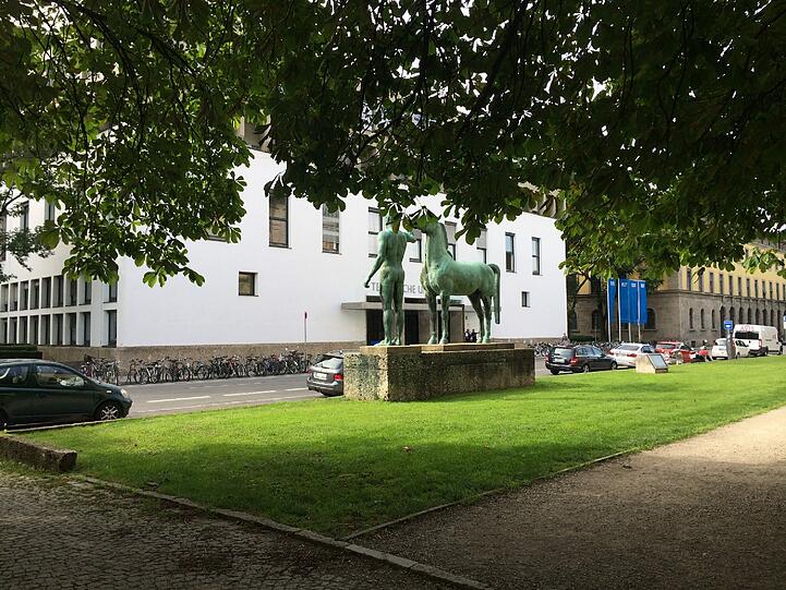 Auch bei der Alten Pinakothek sterben vereinzelt Bäume.