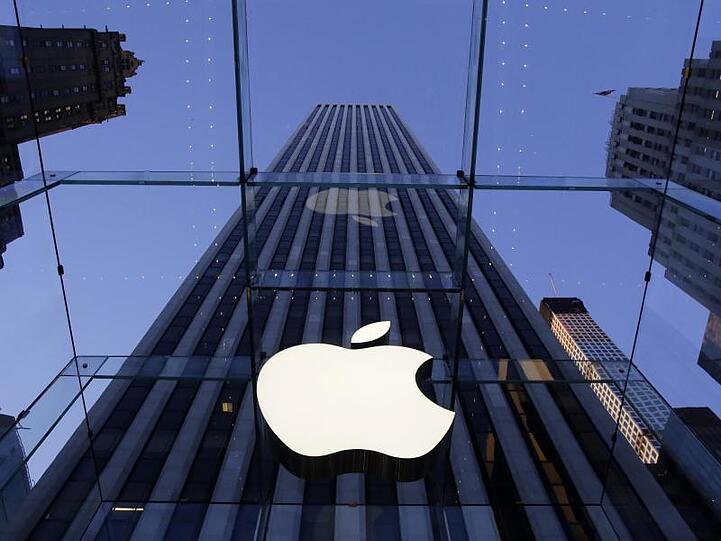 Das Logo von Apple hängt an dem Laden des Elektronikkonzerns in der Fith Avenue in New York.