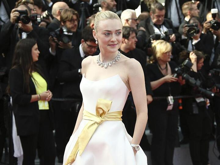 Mit Schleife: Dakota Fanning trägt ein Outfit von Giorgio Armani Privé.