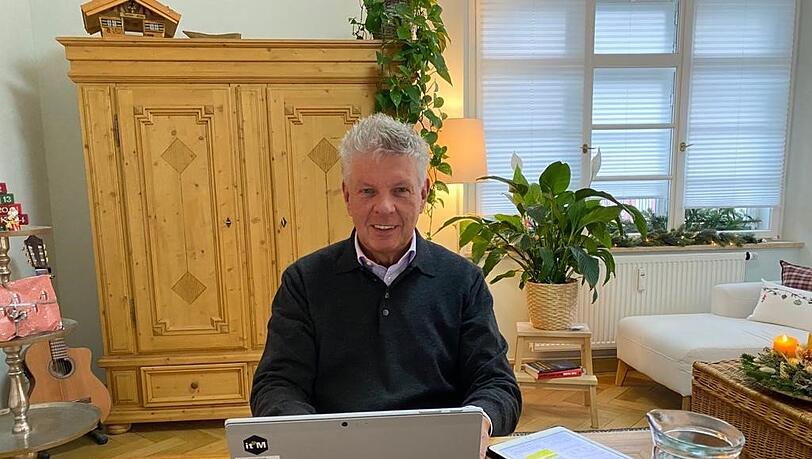 Im Dezember zwei Wochen vorsorglich in Quarantäne: OB Dieter Reiter regiert vom heimischen Wohnzimmertisch aus. Im Dezember zwei Wochen vorsorglich in Quarantäne: OB Dieter Reiter regiert vom heimischen Wohnzimmertisch aus.