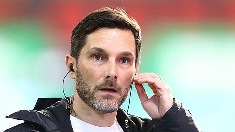 Der Fürther Trainer Stefan Leitl steht auf dem Platz.