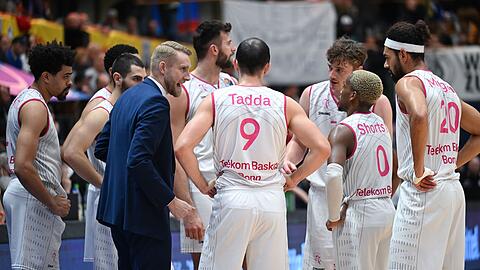 Bonns Trainer Tuomas Iisalo (3.v.l.) gibt seinem Team taktische Hinweise.