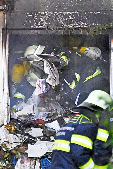 Die Feuerwehr brachte den Brand in dem Reihenmittelhaus in der Theodolindenstraße nach einigen Stunden unter Kontrolle, die Polizei schätzt den Sachschaden auf mehrere Hunderttausend Euro.