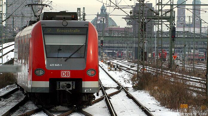 Chaos herrscht am Sonntag bei der S-Bahn, es kommt zu Zugausfällen und Verspätungen auf der Stammstrecke.