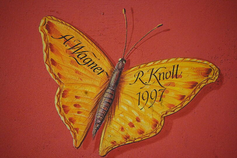 Der Schmetterling erinnert an die Maler Alfons Wagner und Reinhold Knoll. Sie haben die W&auml;nde gestaltet.