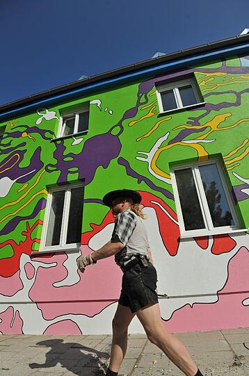Nach Angaben des Künstlers Carsten Kruse, der bereits eine Hauswand in Regensburg ähnlich bunt gestaltet hat, ist dies Deutschlands buntestes Haus.
