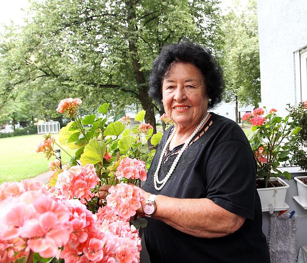 Anita Scherb (76), GBW-Mieterin am Karl-Marx-Ring in Neuperlach: &bdquo;Riesensauerei!&ldquo; Fünf Kinder hat Anita Scherb in ihrer Wohnung groß gezogen. &bdquo;Seit 41 Jahren wohnen wir hier. Wir waren die ersten Mieter im Haus. Früher waren das hier Sozialwohnungen. Seit die Sozialbindung weggefallen ist, haben wir schon zwei Mieterhöhungen von je 20 Prozent gehabt."