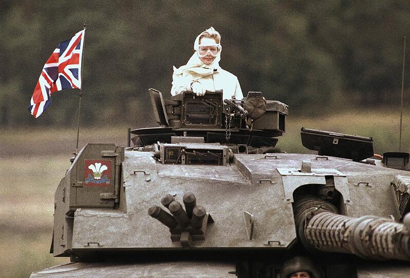 Und wieder ein Panzer: Margaret Thatcher bei einem Besuch der britischen Streitkräfte.