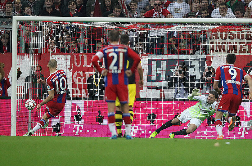 Die entscheidende Szene des letzten Duells Bayern gegen Dortmund: Arjen Robben verwandelt den Elfmeter zum 2:1-Endstand.