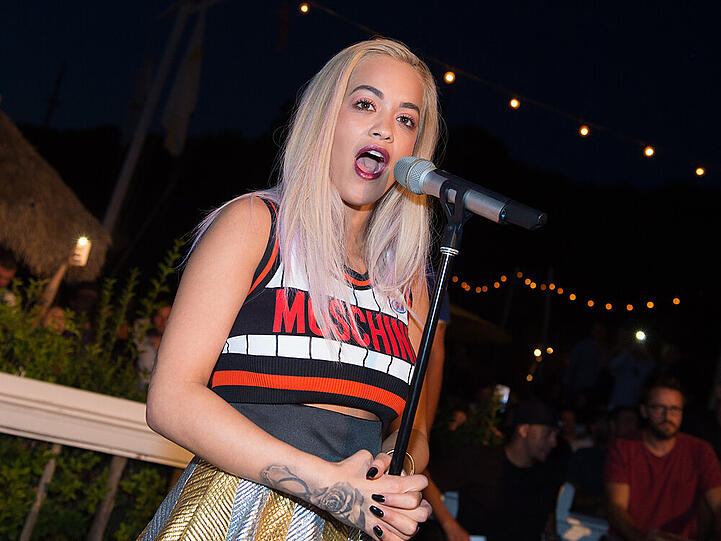 Rita Ora, hier bei einem Auftritt in Montauk, soll mit Travis Barker zusammen sein
