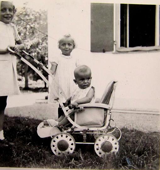 Noch in den Kinderschuhen: AZ-Leser Michael Figulla wird im Kinderwagen geschoben.