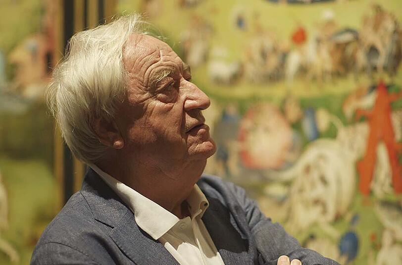 Cees Nooteboom vor Boschs "Garten der Lüste" im Prado. Dieses Filmstill stammt aus der Dokumentation "Bosch: Der Garten der Träume", die am 6. Juni Premiere hat.