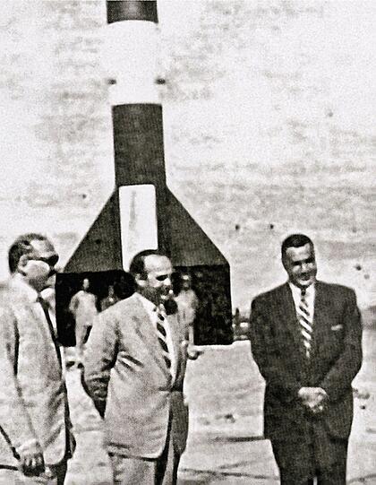 Deutsche Wissenschaftler und ein Ägypter (r.) vor einer Rakete.