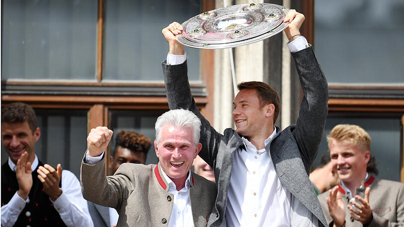 In den Münchner Himmel aber streckte Manuel Neuer die Meisterschale.