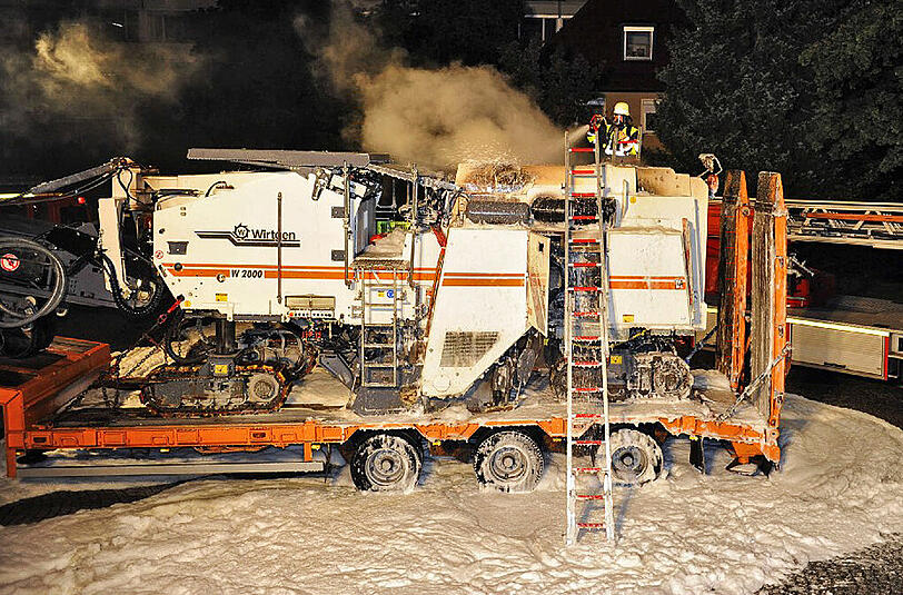 Kaltfräse in Schaum: Im Hof der Feuerwache in Moosach löschten Feuerwehrler einen brennende Fräse auf einem Lkw.
