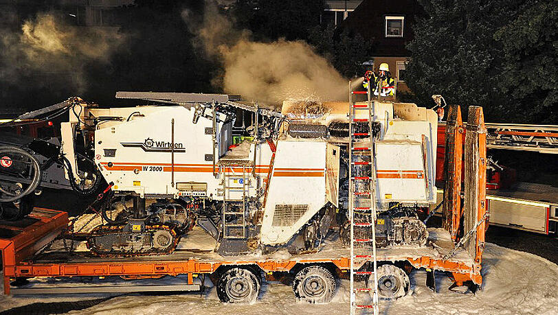 Kaltfräse in Schaum: Im Hof der Feuerwache in Moosach löschten Feuerwehrler einen brennende Fräse auf einem Lkw. Kaltfräse in Schaum: Im Hof der Feuerwache in Moosach löschten Feuerwehrler einen brennende Fräse auf einem Lkw.