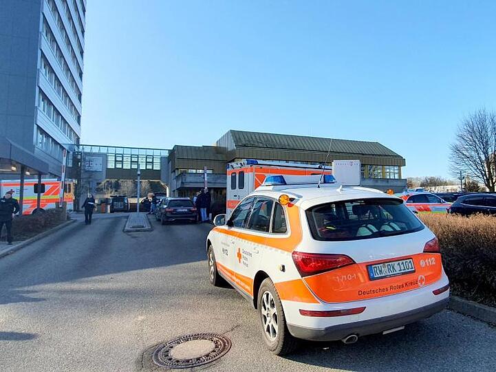 Einsatzkräfte der Polizei und der Rettungsdienste am Einsatzort, dem Jobcenter von Rottweil.